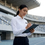 AC米兰比赛结束后的球员与教练组在场边交流画面