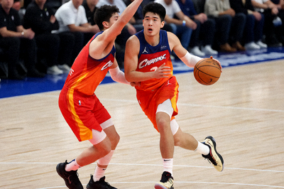 NBA篮球比赛中球员突破上篮的对抗画面