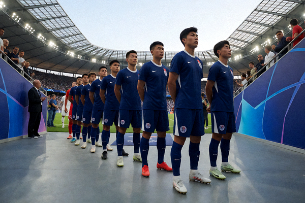 欧冠比赛现场球员列队入场的画面